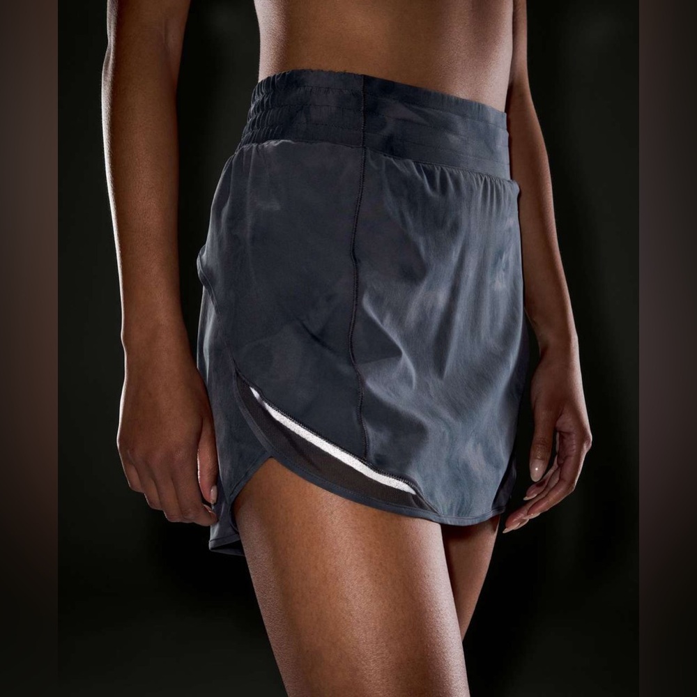 Lululemon Hotty Hot High-Rise Skirt
Diamond Dye Pitch Grey Graphite Grey skort